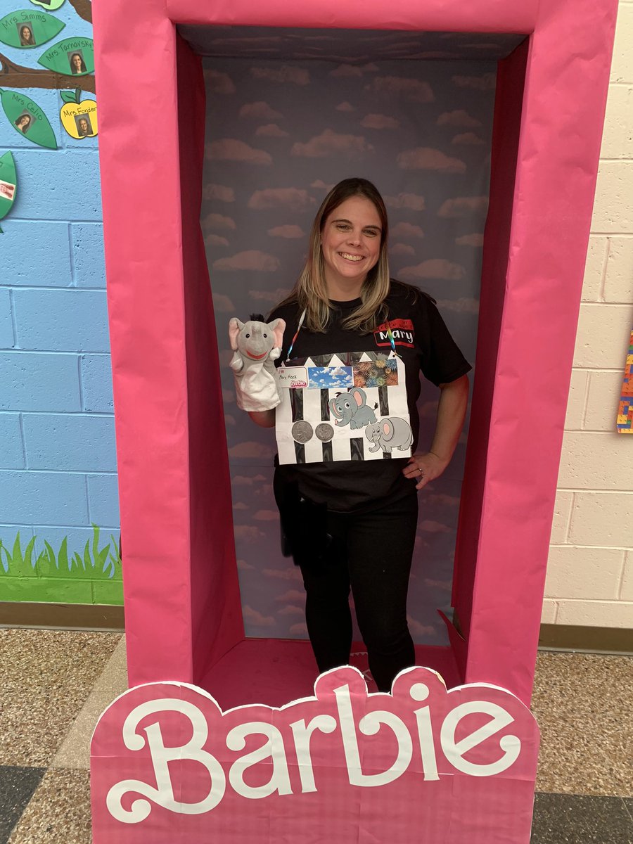 Mrs_Mack23's tweet photo. Loved being “Mrs Mary Mack” Barbie with these amazing ladies 🧡🎃🖤 #EMKPRIDE https://t.co/fKqfBnQHs3