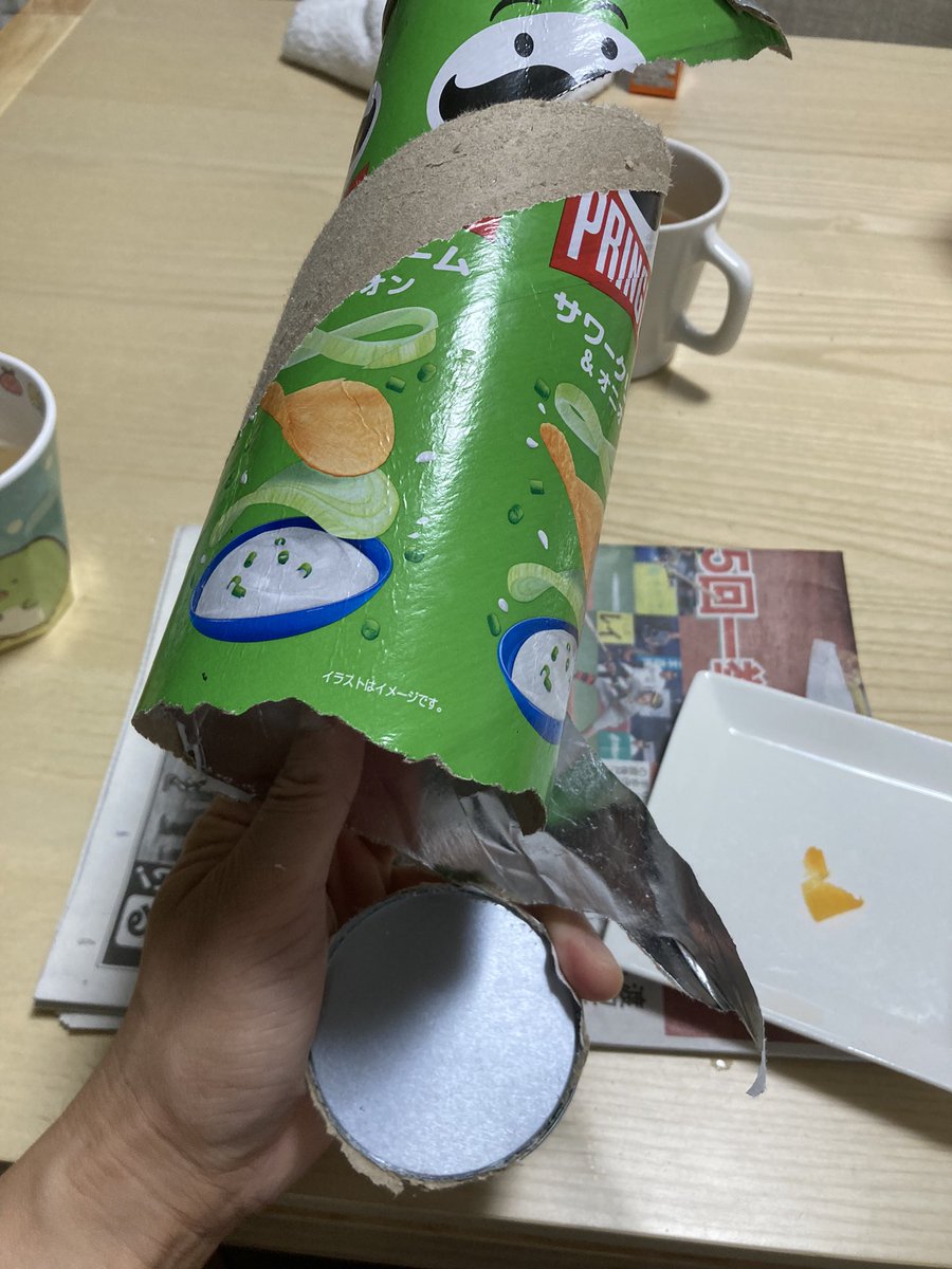 takizawa0914's tweet photo. 子供が食べただろうプリングルスの容器を分解します。おはようございます。ゴミ清掃員の滝沢です。底がスチールなので、分解���て捨ててくれると嬉しいです。上部の切れ目から螺旋状に開いていくと、底のスチール部分が取れます。底は不燃ごみで筒の部分は可燃ごみで捨てられます。楽しいからやってみて！

#ゴミ清掃員の日常 #滝沢の推し活はごみ分別
