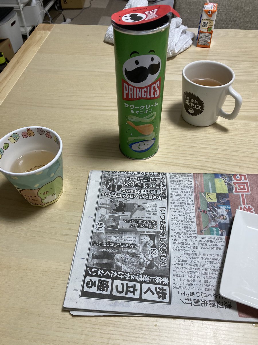 takizawa0914's tweet photo. 子供が食べただろうプリングルスの容器を分解します。おはようございます。ゴミ清掃員の滝沢です。底がスチールなので、分解���て捨ててくれると嬉しいです。上部の切れ目から螺旋状に開いていくと、底のスチール部分が取れます。底は不燃ごみで筒の部分は可燃ごみで捨てられます。楽しいからやってみて！

#ゴミ清掃員の日常 #滝沢の推し活はごみ分別