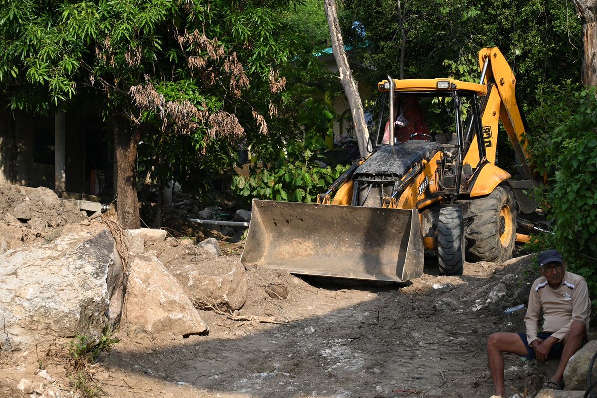 YasirDeloya's tweet photo. En coordinación con la comisaria Nínive Sinaí Ortíz Hernández, supervisamos los trabajos de rehabilitación en la calle El Arroyo en la comunidad de #Tetitlan, que sufrió afectaciones por las lluvias ocasionadas por la tormenta #Max. https://t.co/2OdRVdNboy