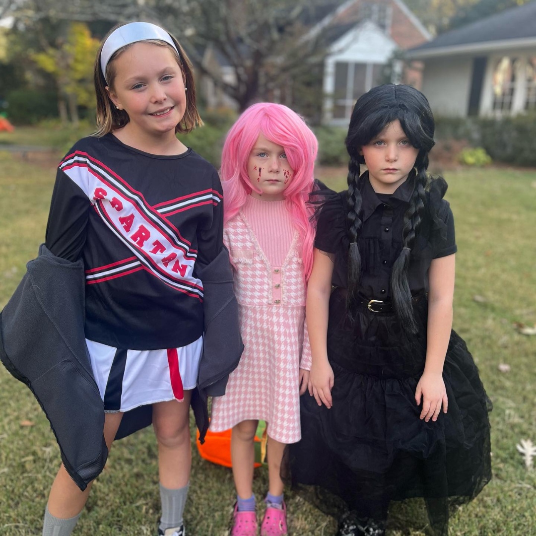 SlumberPod's tweet photo. Happy Halloween! 🎃

Second photo: SlumberPod co-founder Katy's kids. 🧡🖤🧡 Margot (far left) - now 10.5 - was the reason we invented SlumberPod! https://t.co/yTKQlrEL4D