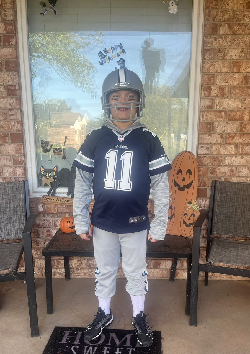 YoooBooBoo's tweet photo. When your kiddo asks to be @MicahhParsons11 absolutely you can!! 💙 https://t.co/rYWZi4Yg1t
