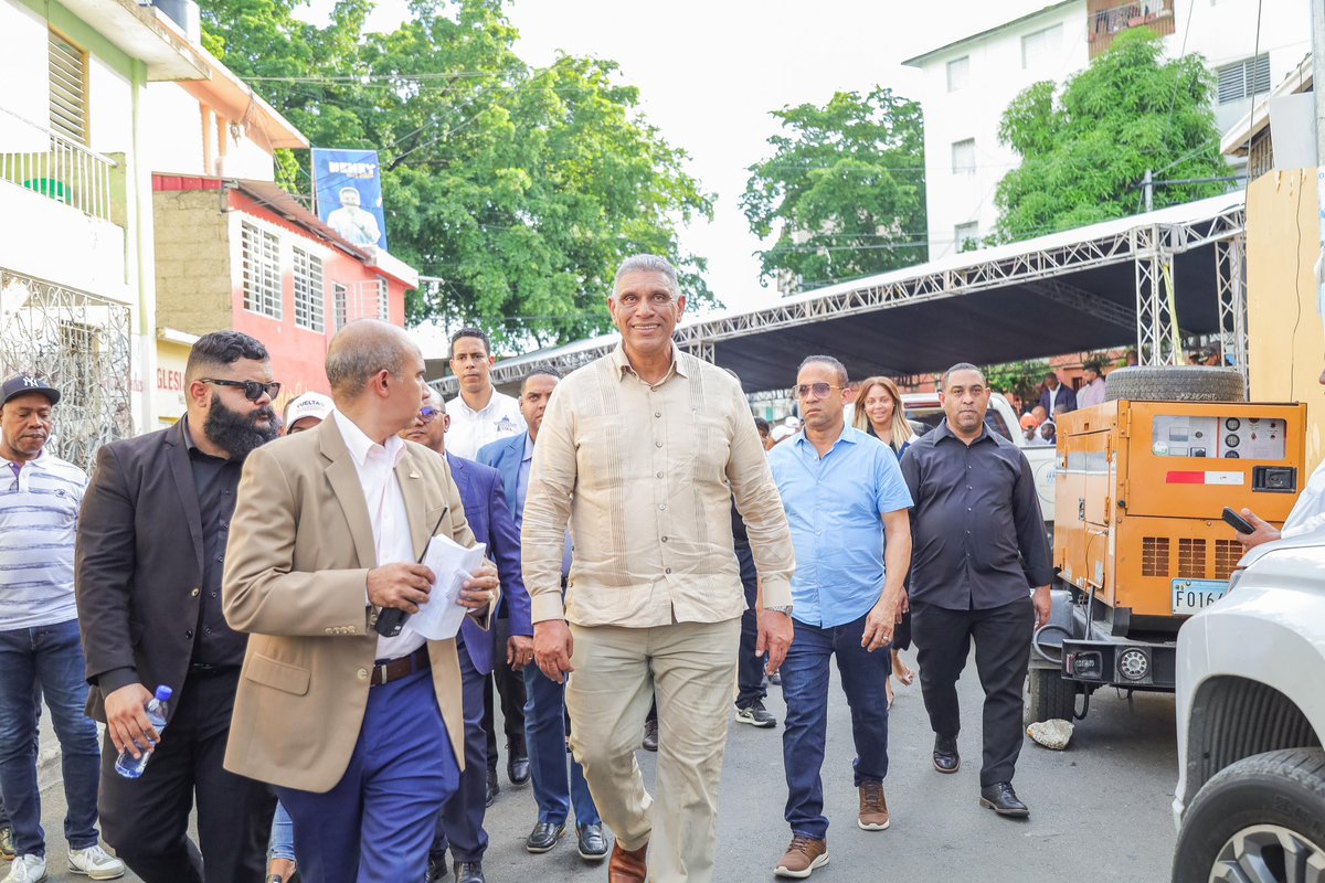chuvasquez's tweet photo. Hoy, en Guachupita lanzamos el programa #IluminandoelPaís, con el cual instalaremos 120 mil luminarias como parte del plan #MiPaísSeguro y que extenderemos en toda Rep. Dominicana. Los rostros de alegría en este populoso sector capitalino es confirmar que ¡seguimos cambiando! https://t.co/z7Wq88D9CW