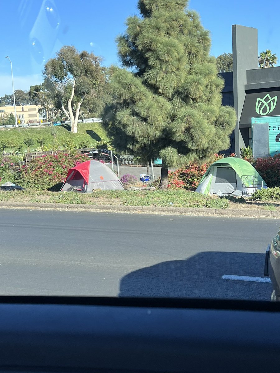 ihatethis3579's tweet image. Lovely #SanDiego I’m sure this new business going in likes the homeless tents, drugs and smells nearby. #Rosecrans #drugaddicts #homeless @CityofSanDiego