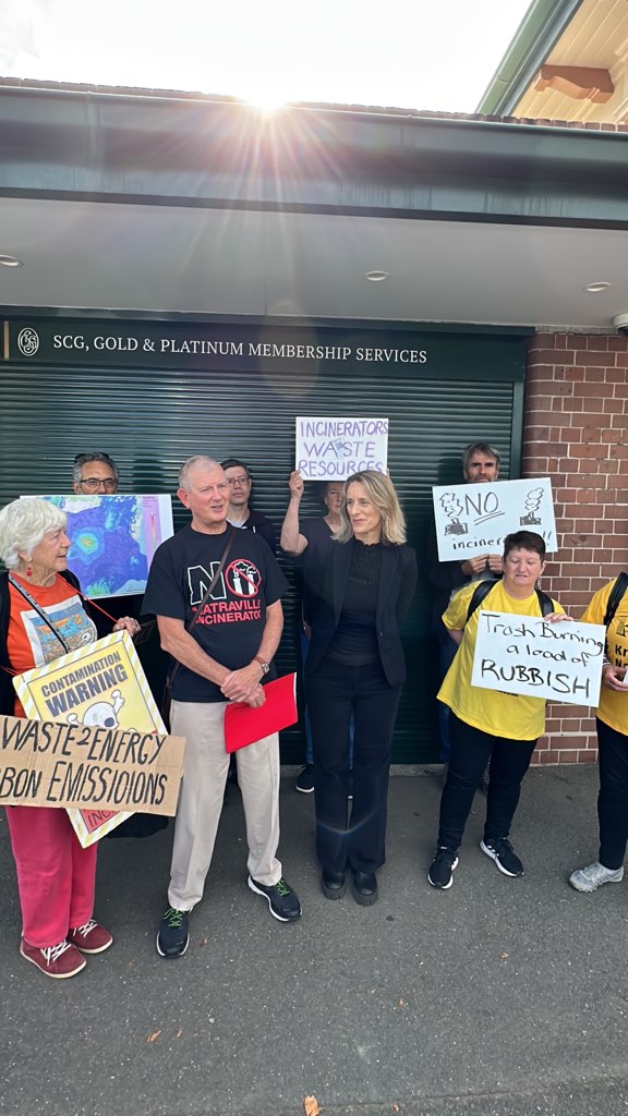 We're out the front of the SCG this morning letting delegates going into the 2023 Energy from Waste Conference know that we don't want dangerous waste incinerators in our communities! <a href="/SueHigginson_/">Sue Higginson 🌳 Greens MP</a>; @janebremmer