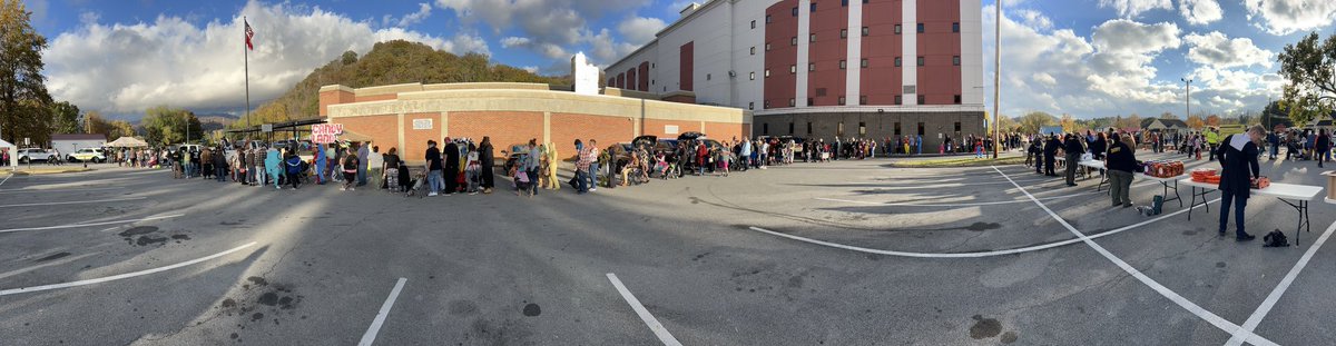 THPFallBranch's tweet image. Troopers are out at the @CarterTNSheriff 🎃Trunk-Or-Treat event🎃 in Elizabethton! Come on out in your 👻scariest 👻 costume! 
#CommunityImmersion
#TrunkOrTreat
#Halloween
