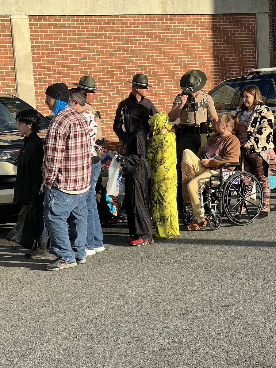 THPFallBranch's tweet image. Troopers are out at the @CarterTNSheriff 🎃Trunk-Or-Treat event🎃 in Elizabethton! Come on out in your 👻scariest 👻 costume! 
#CommunityImmersion
#TrunkOrTreat
#Halloween