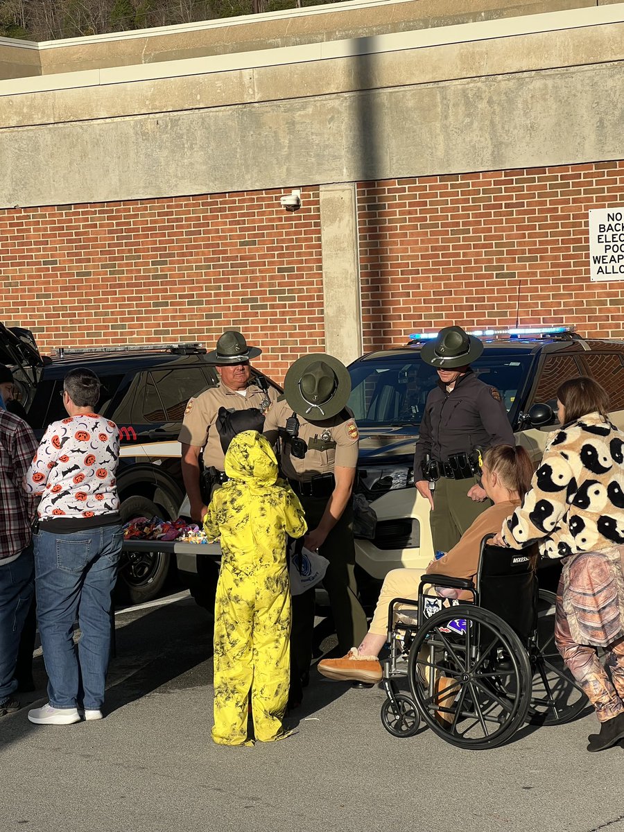 THPFallBranch's tweet image. Troopers are out at the @CarterTNSheriff 🎃Trunk-Or-Treat event🎃 in Elizabethton! Come on out in your 👻scariest 👻 costume! 
#CommunityImmersion
#TrunkOrTreat
#Halloween
