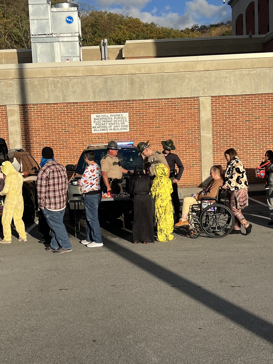 THPFallBranch's tweet image. Troopers are out at the @CarterTNSheriff 🎃Trunk-Or-Treat event🎃 in Elizabethton! Come on out in your 👻scariest 👻 costume! 
#CommunityImmersion
#TrunkOrTreat
#Halloween
