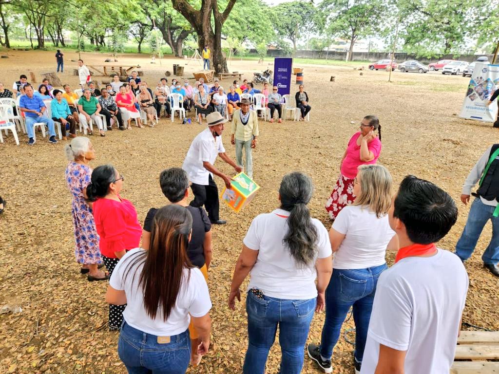 DPS_LosRios's tweet photo. #Babahoyo | El Programa del Adulto Mayor de @Salud_Ec activa promoción social y responde a las necesidades de personas vulnerables de este segmento poblacional. En esta oportunidad realizamos el Festival “Como si fuera un niño”, con enfoque lúdico, para celebrar su día clásico. https://t.co/k3NW7JqsrC