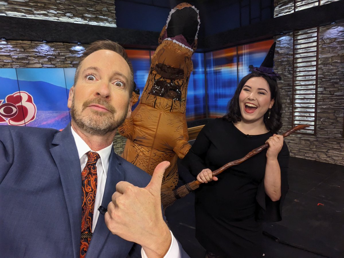 Oh no! A dinosaur 🦖 attack at the end of our 6:00 news! @WCAX_Darren and @JessWCAX handled it well... #HappyHalloween everyone! @wcax #Halloween2023