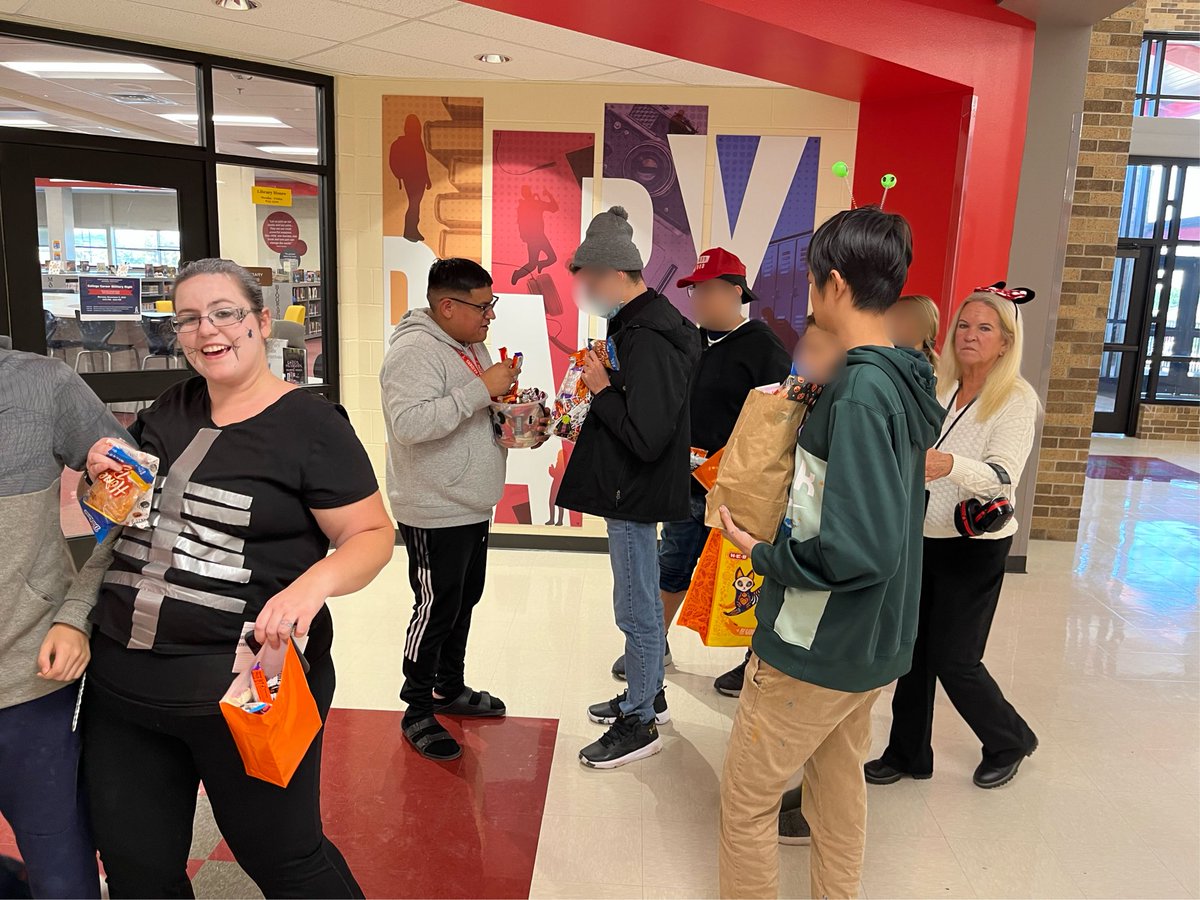TaftHSLibrary's tweet image. VR haunted houses, mask making and candy for the ALE trick-or-treaters in the library today 🎃 Happy Halloween! 

#raiderslibrary 
@NISDLib