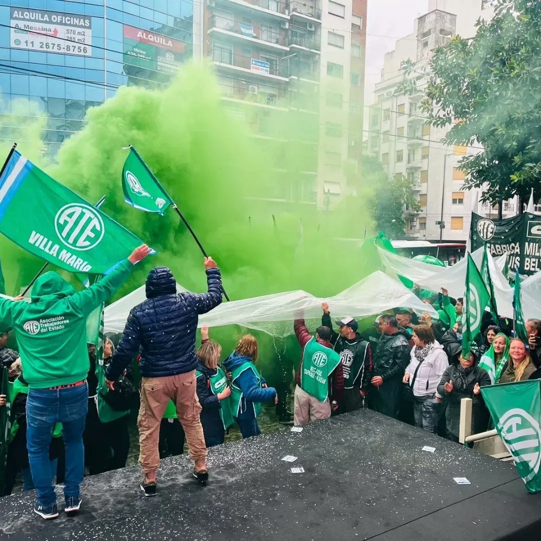 agrupblanca_ate's tweet image. Celebramos la firma del convenio colectivo de trabajo de Fabricaciones Militares

Después de 15 años de lucha, hoy lxs trabajadorxs de Fabricaciones Militares lograron mejorar y dignificar sus condiciones laborales a través de la firma del convenio colectivo de trabajo.