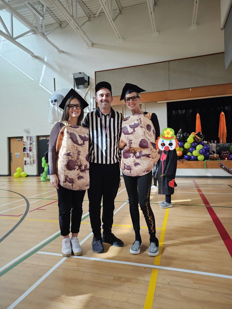 Happy Hall🎃ween !@StGregoryHCDSB <a href="/MrsCollaton/">Mrs. Collaton</a> <a href="/amusebook/">Mrs. Julien-Sullivan</a>