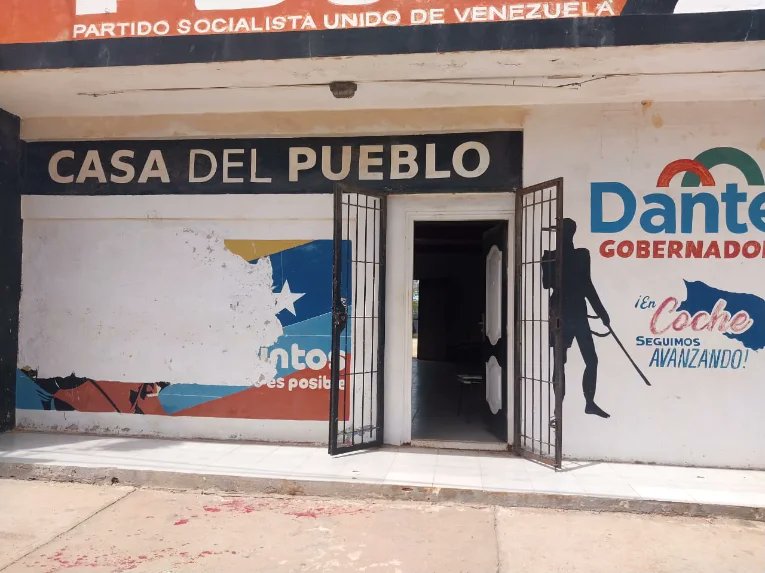 GMBNBT_NE's tweet photo. #31Oct23
Iniciamos el abordaje de rehabilitación de las Bases de Misiones Socialistas en la BMS San Pedro Apóstol, sector San Pedro de Coche, municipio Villalba 

#SomosTricolor
#MppopNE

@NicolasMaduro @delcyrodriguezv @GRaulparedes @_Vpsops @Barrio_Tricolor @MPPOP_OFICIAL https://t.co/2kDjlmdMA1