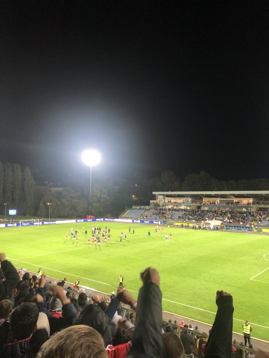 "Chove? Faz Frio? Faz Calor? Que Importa, nem que o jogo seja no fim do mundo, entre as neves das serras ou no meio das chamas do inferno... Por terra. Por mar. Ou pelo ar, eles aí vão, os adeptos do Benfica atrás da equipa. Grande.Incomparável. EXTRAORDINÁRIA massa associativa!"