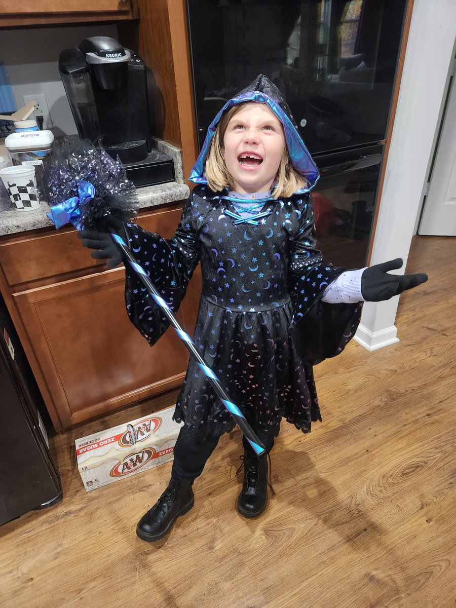 StacyFaletic's tweet photo. #Halloween https://t.co/GwrrXjQuTO