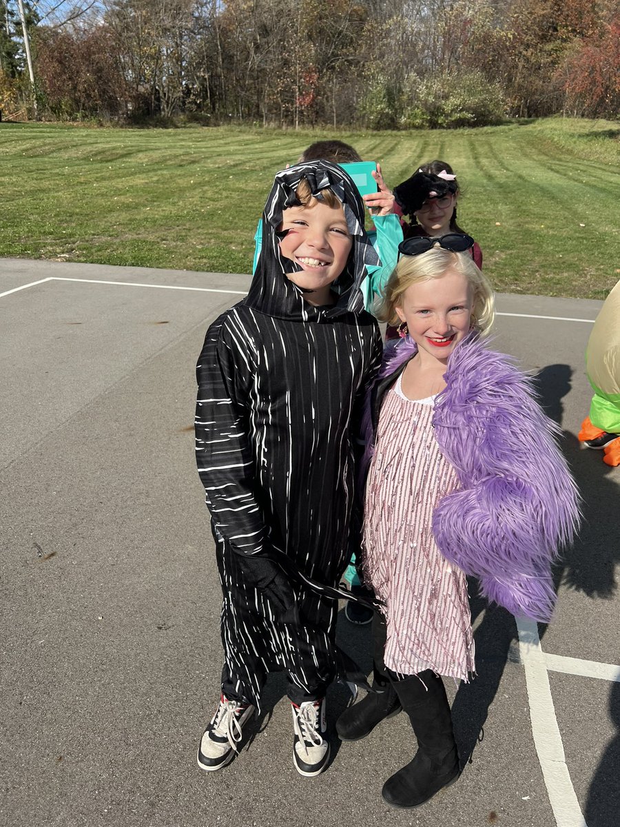 Mrs_Lightle_3rd's tweet photo. Halloween fun!  @SLCSBartlett https://t.co/v6rlsKiaEE