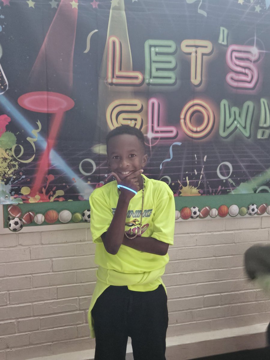 shtall17's tweet photo. Ending Red Ribbon week with a Glow Party sponsored by PBIS. @WHOwenES #PBIS https://t.co/QdWcfaYHwj