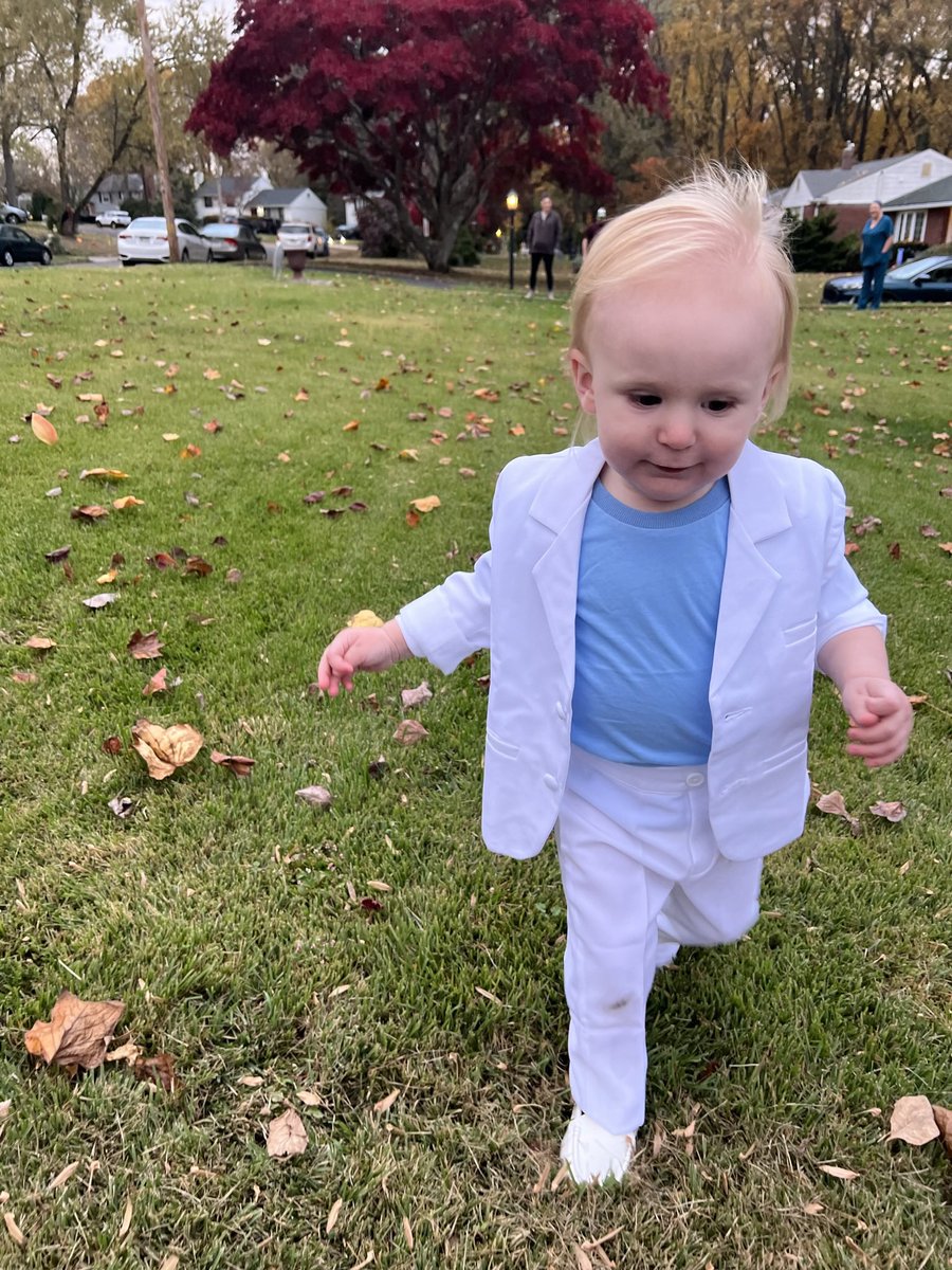 JuniorFreebird's tweet photo. Detective Sonny Crockett on the case! #MiamiVice https://t.co/N9v2xuhNzk