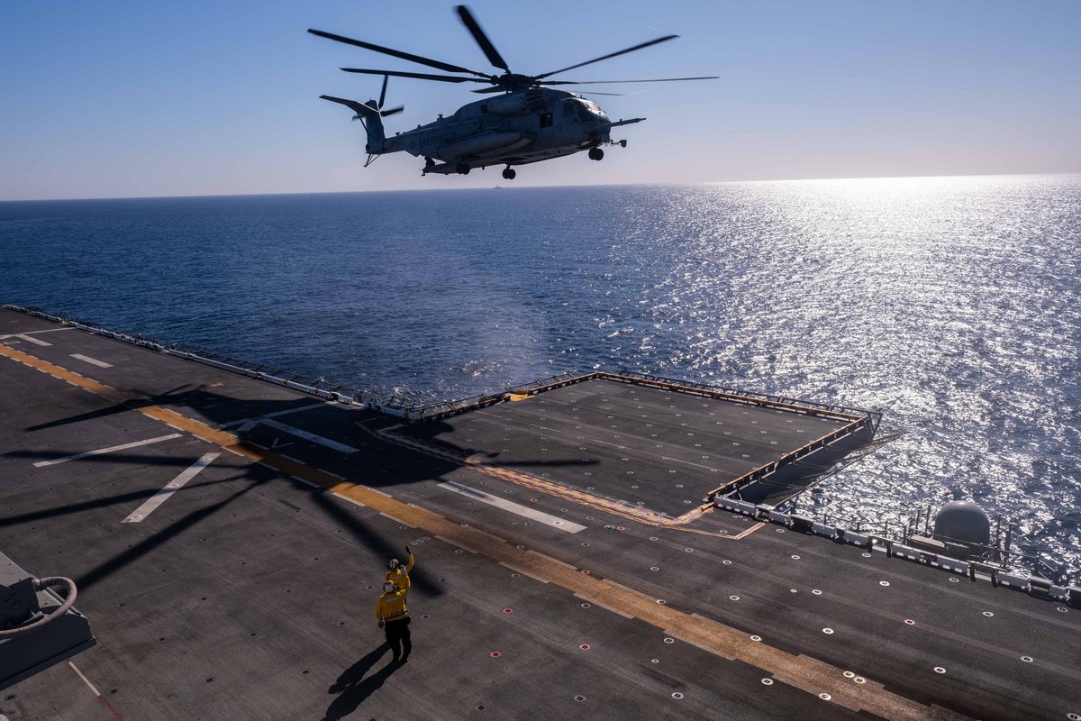 .@PacificMarines aircraft with @3rdmaw conduct routine flight operations aboard #USSBoxer, enhancing #USINDOPACOM #JointForce capabilities and #Readiness to defend peace and stability in the #FreeAndOpenIndoPacific.

📍: @US3rdFleet

📸: MC1 Kelsey J. Eades