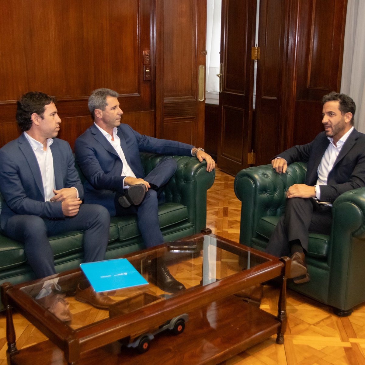 sergiounac's tweet photo. Mantuvimos un importante encuentro con el secretario de Comercio de la Nación, @matiastombolini, junto a quien dialogamos sobre la importancia de que las empresas sanjuaninas puedan avanzar y agilizar la importación necesaria de cada uno de sus insumos y bienes de capital, con el objetivo de seguir aumentando su producción y poder ser cada vez más competitivos, generando así, más y mejores condiciones de desarrollo para las pymes locales.

Además, gestionamos la importación de equipamiento para el Programa San Juan Innova, con el objetivo de continuar desarrollando la conectividad y la inclusión digital de todos los sanjuaninos.