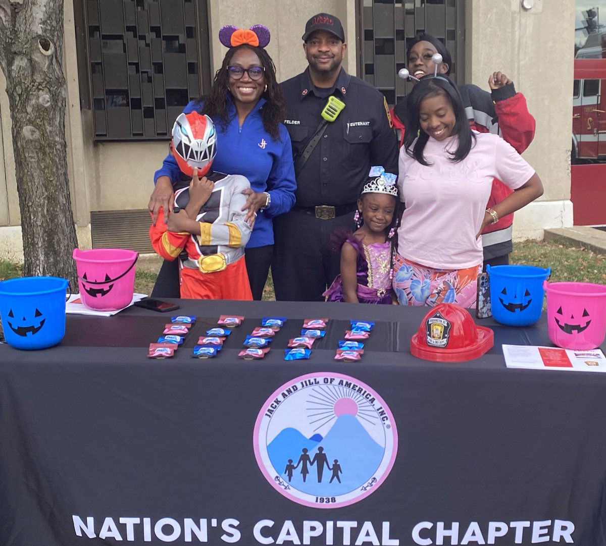 dcfireems's tweet photo. Engine 12/@dcfireems were proud to partner with @JackandJillInc Nation’s Capital Chapter to provide trick-or-treaters with fire safety information, batteries for smoke alarms, and candy at the firehouse. Thank you for working together to build a #SaferStrongerDC. https://t.co/eb4ZTbPZAE