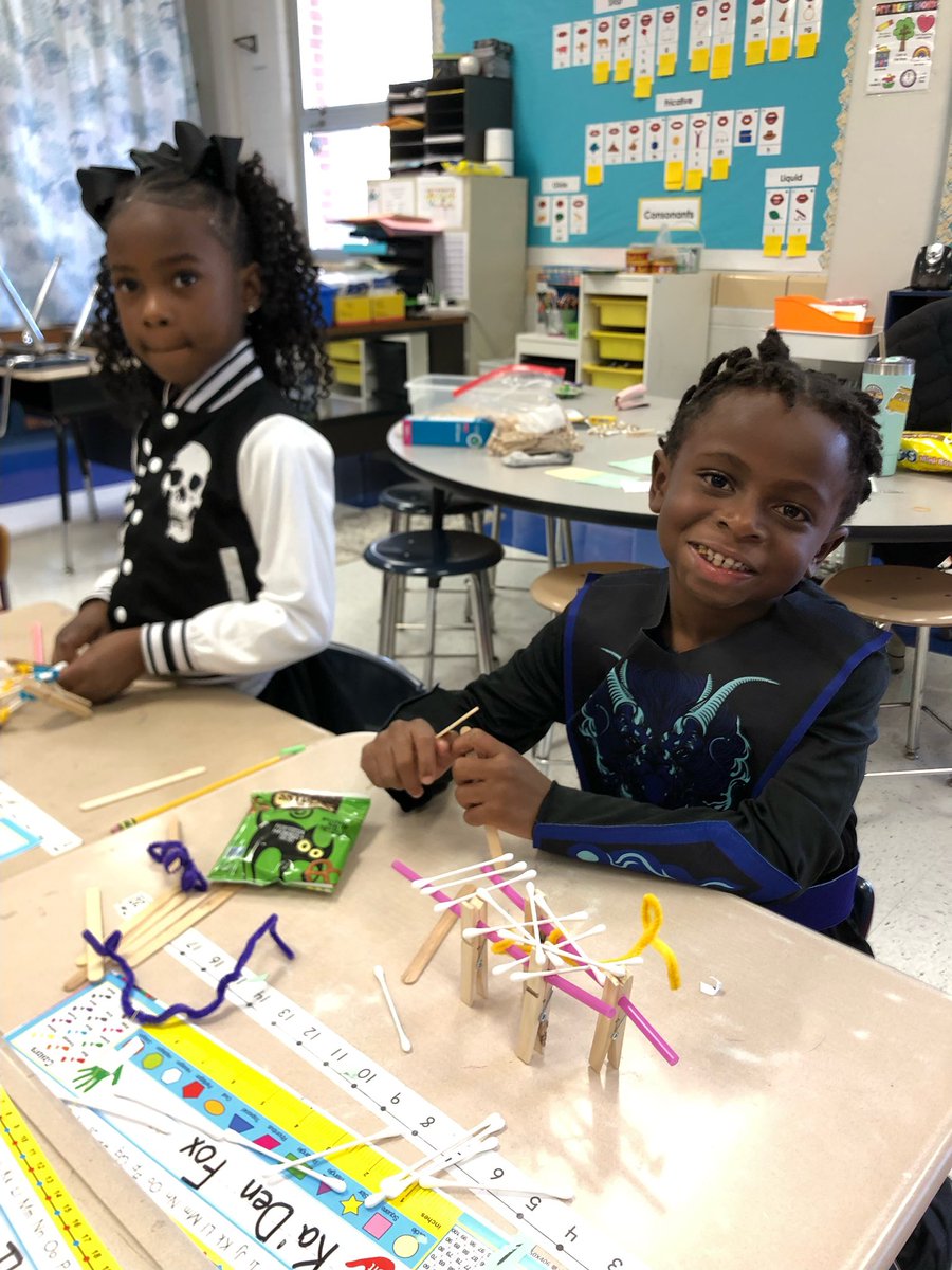 Armstrong_HSD's tweet photo. "🧩👾 Ms Patterson’s First-grade adventure in STEM! Our young learners got creative by making monsters out of shapes and built impressive bridges. 🌉🔍 Learning and fun all in one classroom! #STEMEducation #CreativityAtWork #TheSTRONG 💪🏽 https://t.co/jFnYbDQwwb