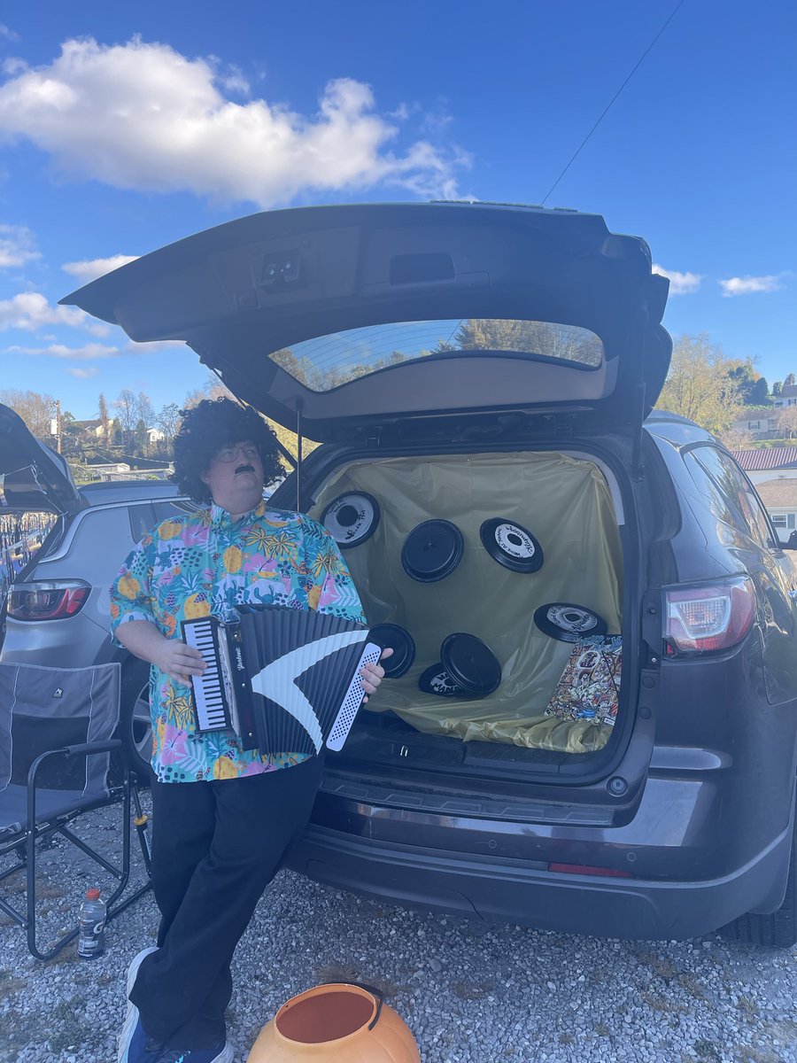 RShayneEllison's tweet image. ⁦@alyankovic⁩ I’m being totally original and posting my trunk or treat setup and costume. #squeezebox