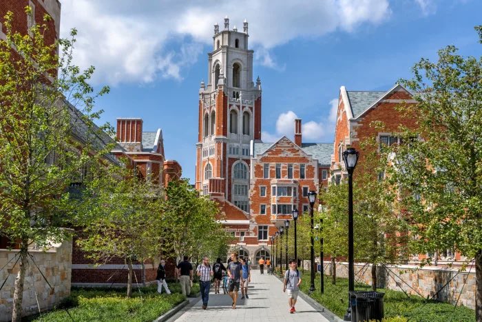 Ugliness is a choice. This was completed in 2018 in Yale by the brilliant Robert Stern
📸 Peter Aaron / OTTO