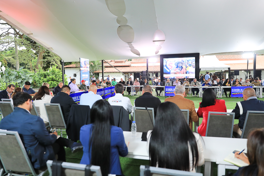 ENTÉRATE AQUÍ |

El Comando de Campaña "Venezuela Toda" estará conformado por: 

✔️Jorge Rodríguez, coordinador.
✔️Vanessa Montero, secretaria ejecutiva.

Equipo de organización:
✔️Pedro Infante.

Equipo de propaganda y comunicación:
✔️Gustavo Villapol. 

Equipo jurídico de