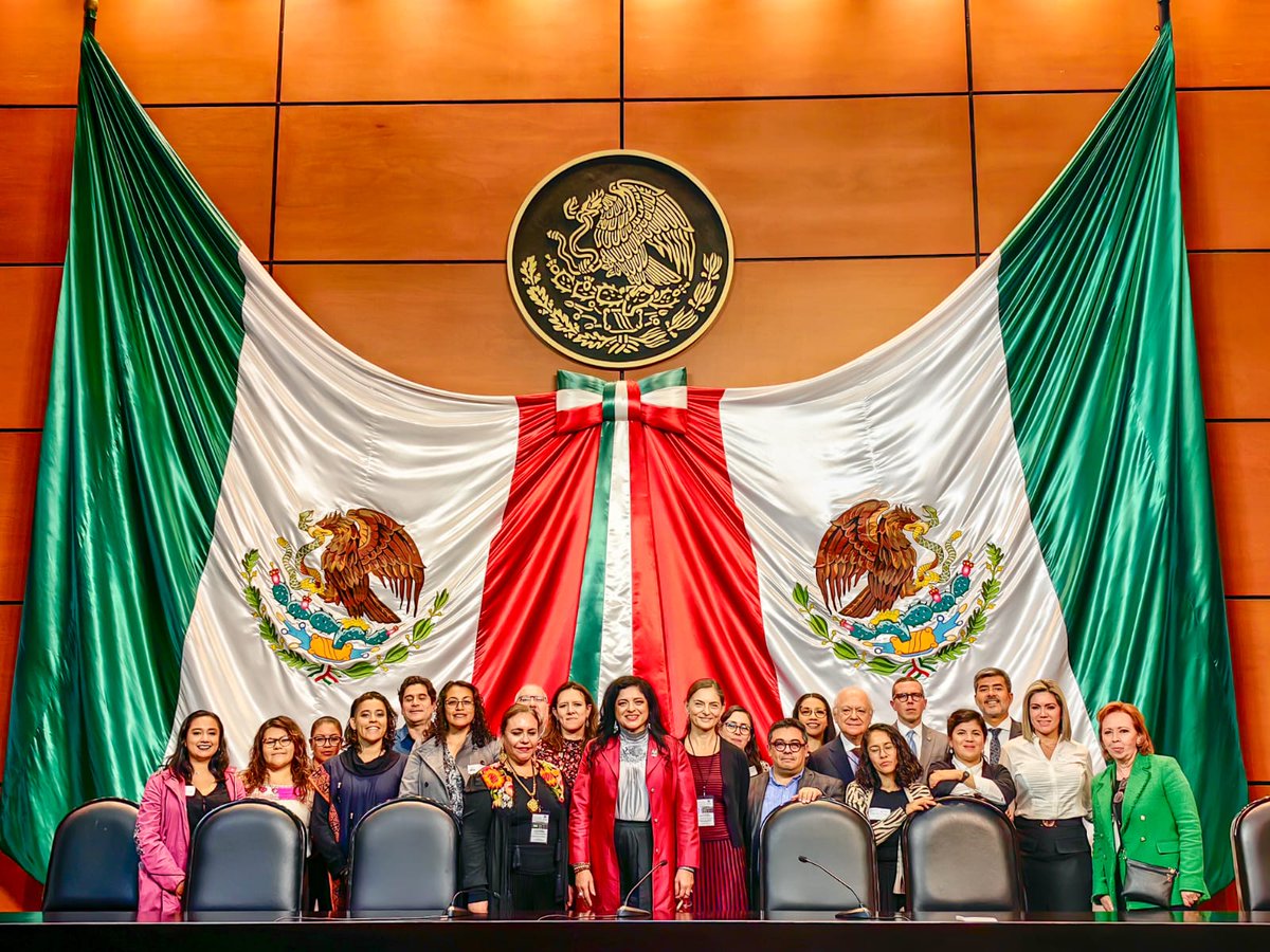 #Entérate

En México, la cultura dejó de ser privilegio de unos para ejercerse como un derecho de todos: <a href="/alefrausto/">Alejandra Frausto</a>.

🔹Los #SemillerosCreativos “son el ejemplo indiscutible de que el arte transforma vidas”.

Detalles 🔗 goo.su/vLuSJP.