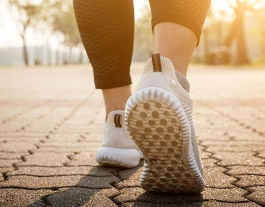 #رياضة 

المشي لتجنب الوفاة المبكرة.. دراسة تكشف كم خطوة تحتاج يوميًّا

￼

أظهرت دراسة نُشرت في المجلة البريطانية للطب الرياضي، أن 22 دقيقة من النشاط المعتدل، مثل المشي السريع أو حتى البطيء، يمكن أن تكون كافية لتعويض الآثار الصحية السلبية الناجمة عن الجلوس طويلًا، وتقلل من خطر