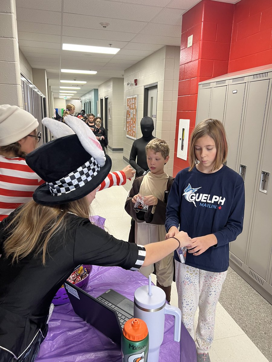 msrpontes's tweet photo. We had a spooktacular day! We showed off our amazing costumes and got to go trick-or-treating! Happy Halloween 🎃👻🍬 https://t.co/5y1ocjdn4n