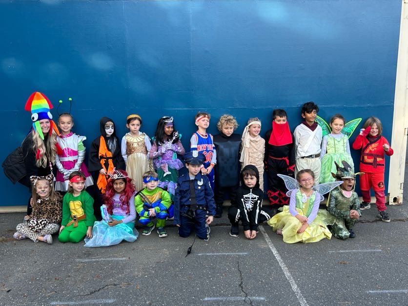 CaitlinRadice's tweet photo. Happy Halloween from mine to yours!🧡🖤 https://t.co/DR4RLJPF8R