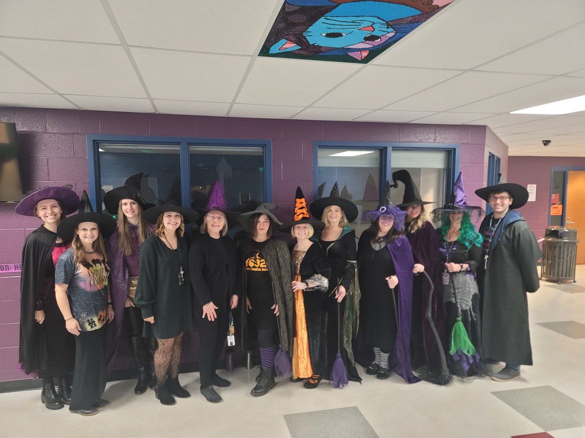 akrupkinMMS's tweet photo. Happy Halloween form the 7th Grade Floor! https://t.co/9nlPVdQnPg