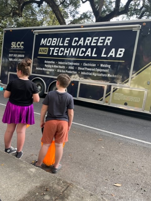 solaccofficial's tweet photo. 🎃Campus Spotlight: Team #SLCCNewIberia had a great time at the New Iberia Halloween Parade Saturday!
Interested in studying in New Iberia? Explore all your options at 👉https://t.co/XwScGobwnf!
#TeamSLCC #CommunityIsInOurName #SLCCSpring2024 #HappyHalloween https://t.co/Gml2q9kmId