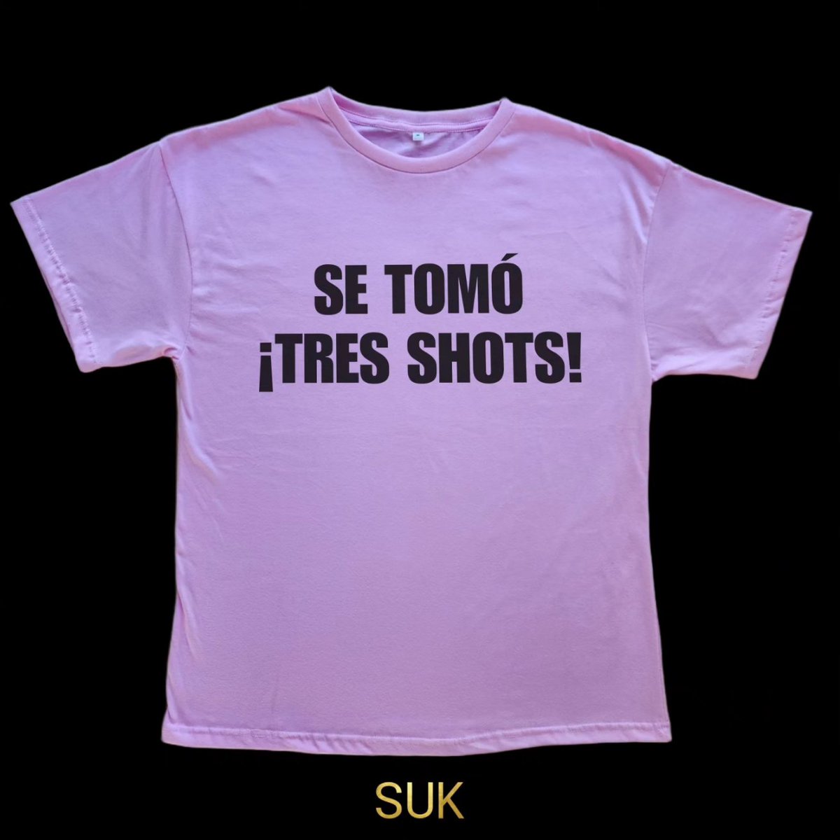 Una remera que diga SE TOMÓ TRES SHOTS