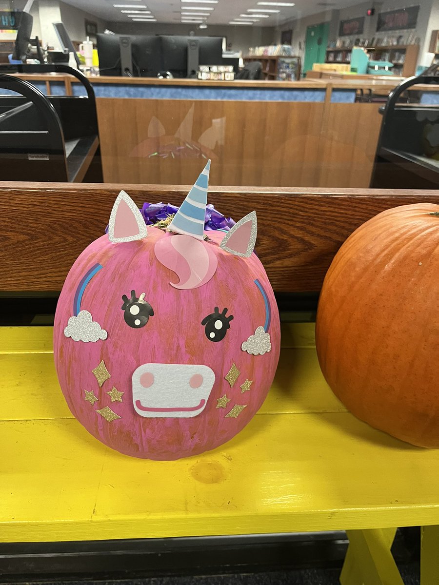 AP_ReedElem's tweet photo. We had so many creative entries for our annual pumpkin decorating contest!  Our staff did a great job! 🎃 @Reed_Elementary https://t.co/MbfqATij3s