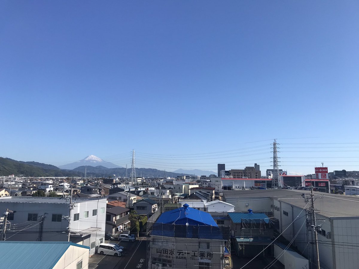 murapri's tweet photo. おはようございます！

本日の静岡市葵区古庄は晴れ☀️
11月！富士山が冬支度を本格的に始めたようです！

今日は富士方面へレッツラゴー！

今月もよろしくお願い致します！

#企業公式が地元の天気を言い合う https://t.co/zp69jOeyKo