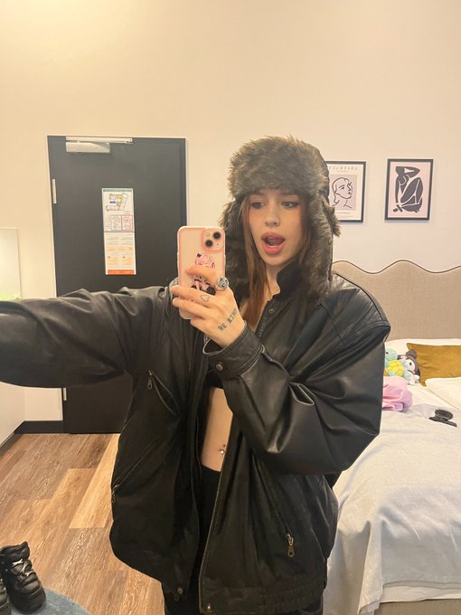 big hat yeyyy >w< https://t.co/NYzbOs6tb4