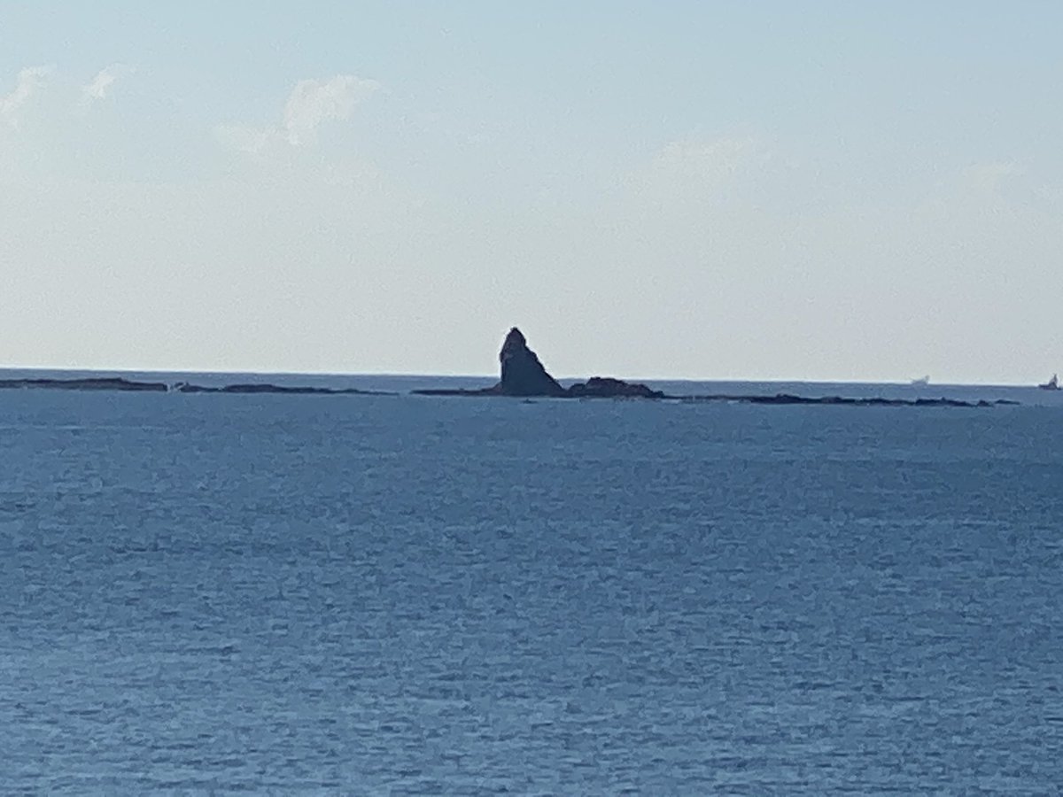 mugenjugem's tweet photo. あれは烏帽子岩、サーファー、船、江ノ島。 https://t.co/Tw2d3nwxCh