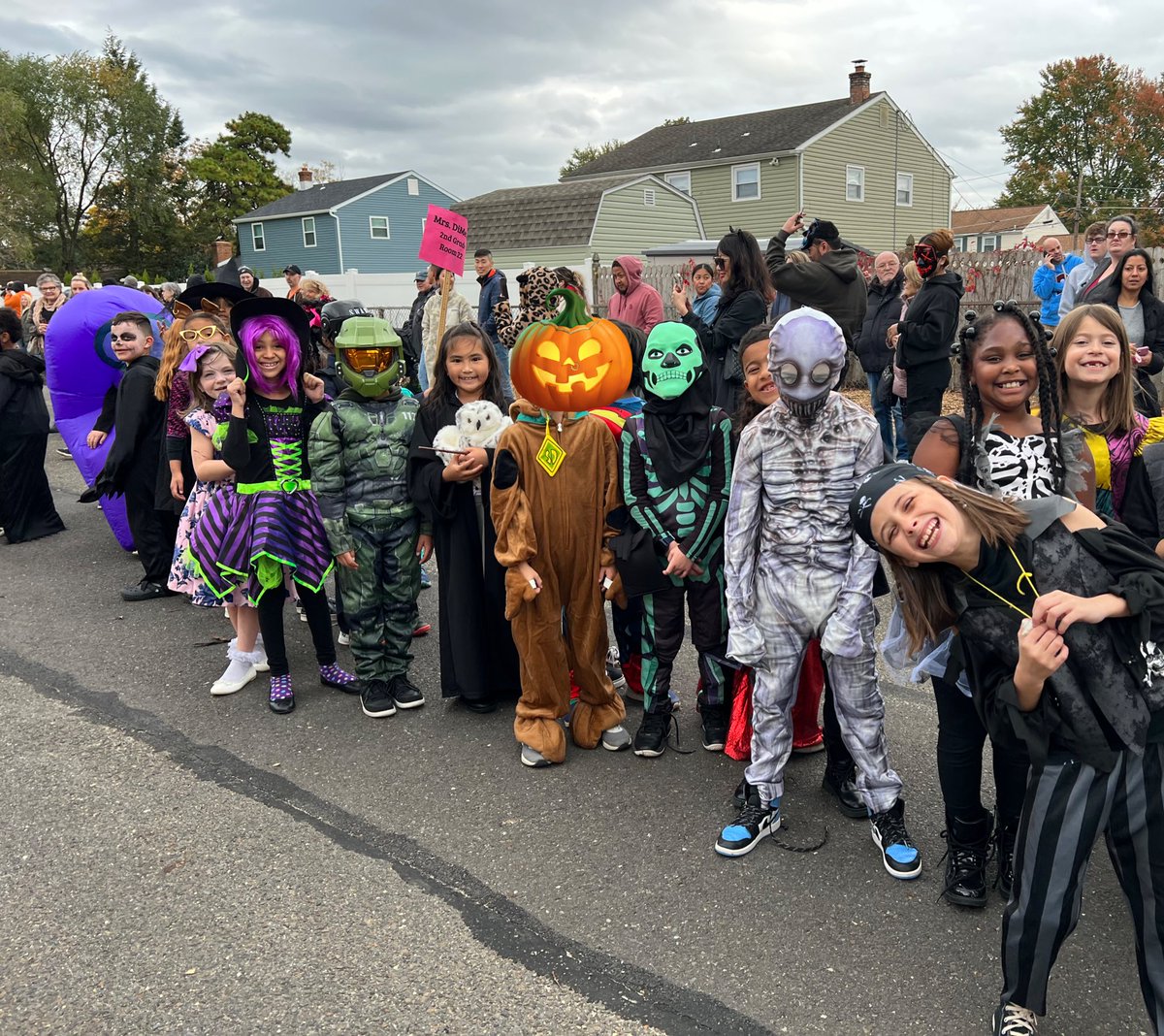 Miss_KearseCBE's tweet photo. Happy Halloween 🎃🎃, from Ms. Kearse’s second grade class! @ClaraBartonElem https://t.co/GzwIF16xFp