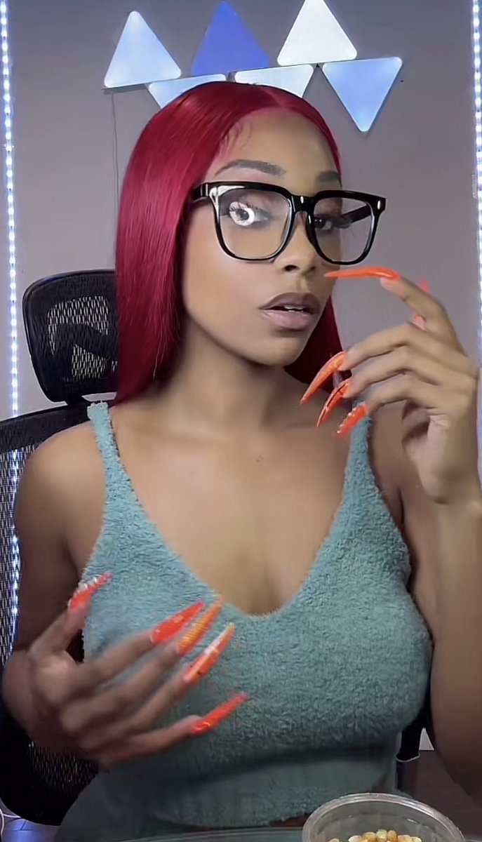 erm_brook's tweet photo. @SexyyRed314_ why you on pinky dolls live? 😂😭 #skeeyee https://t.co/la9JSYohT7
