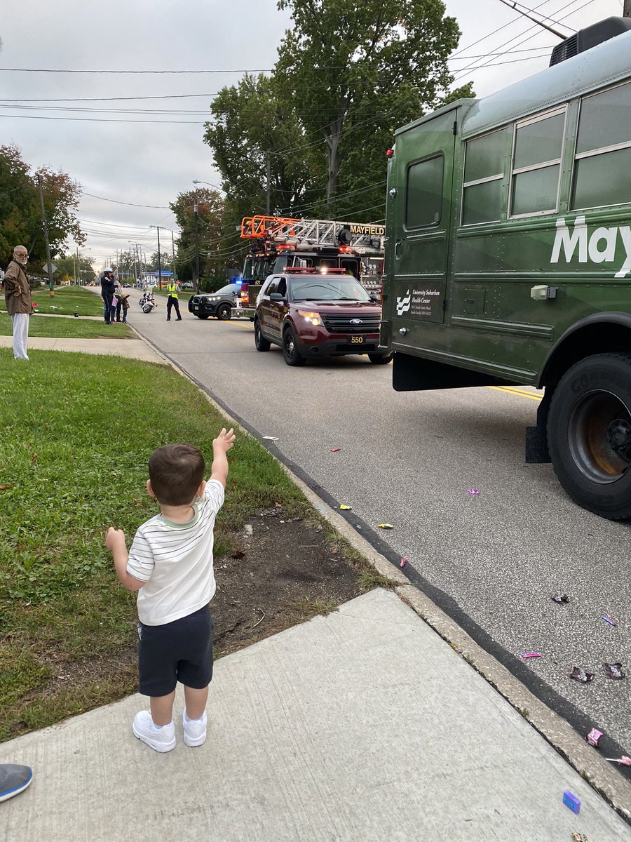 CarliMcManus's tweet photo. Homecoming parade fun 🐾🍬💚 https://t.co/2u1HKbk7PQ