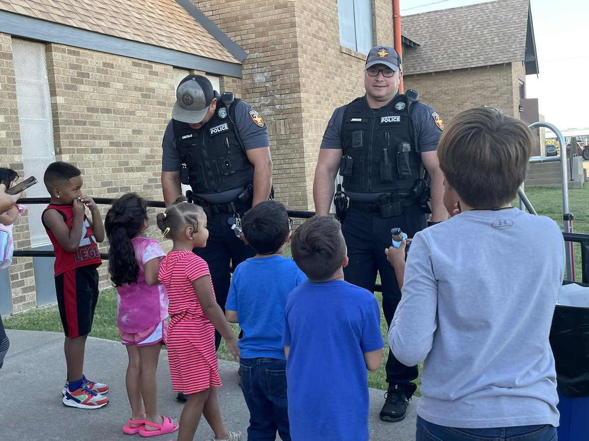 mannydls's tweet photo. #NationalNightOut2021 with @AmarilloPD at @powerchurchama https://t.co/T0yY6SVcJT