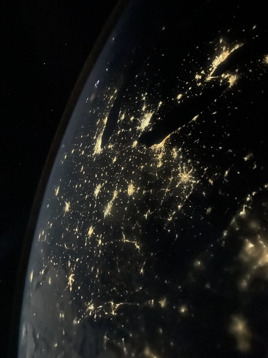 My favorite photo I took in space 🤩 This unedited shot was taken over the U.S. The night passes were absolutely gorgeous!