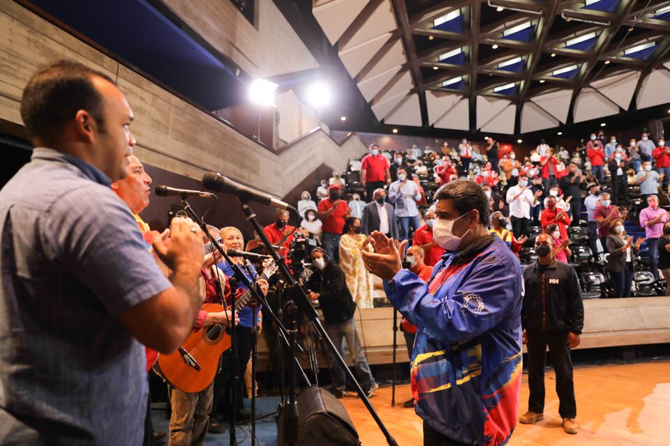 NicolasMaduro's tweet photo. Extraordinario Taller de Trabajo filosófico, político, técnico  del Comando de Campaña “Aristóbulo Istúriz”, en pleno los jefes y jefas del GPP, unidos y cohesionados. Dedicados siempre a buscar colectivamente la visión correcta de cara a las venideras Megaelecciones del #21Nov. https://t.co/yj73mDAu66