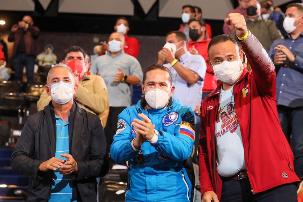 NicolasMaduro's tweet photo. Extraordinario Taller de Trabajo filosófico, político, técnico  del Comando de Campaña “Aristóbulo Istúriz”, en pleno los jefes y jefas del GPP, unidos y cohesionados. Dedicados siempre a buscar colectivamente la visión correcta de cara a las venideras Megaelecciones del #21Nov. https://t.co/yj73mDAu66