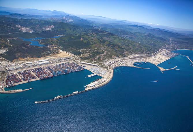 MoroccoInMEX's tweet photo. #Tanger_Med, es el puerto comercial más grande de #Marruecos, de #Africa, y desde 2020 el primer puerto del #mediterraneo en terminos de #contenedores transportados con más de 5,7 millones de contenedores movidos.
#Comercio_Exterior
#Logistica https://t.co/NPZzFrFWnr